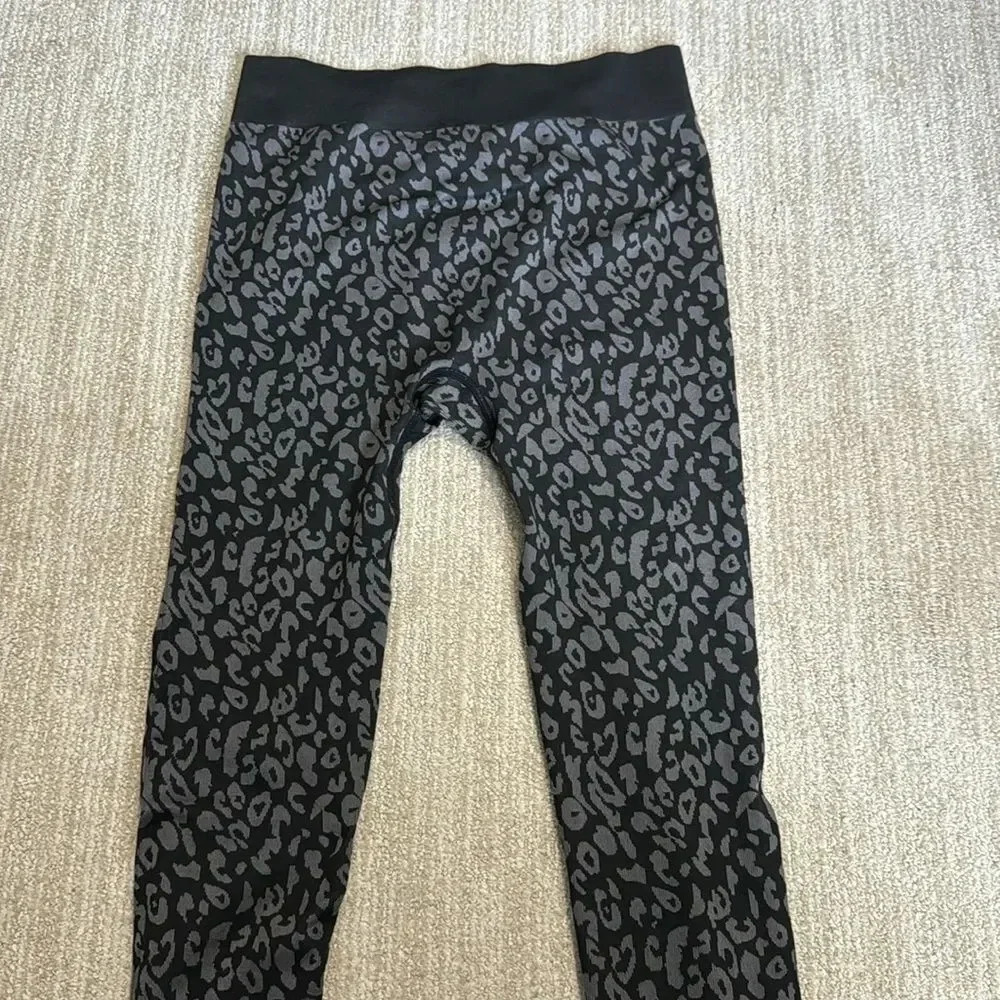 Steve Madden Women’s Leopard Print Leggings Size S Black Gray Seamless Tights - Picture 7 of 9